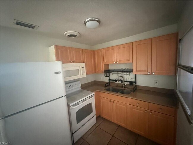 Building Photo - 1665 Henderson Ave