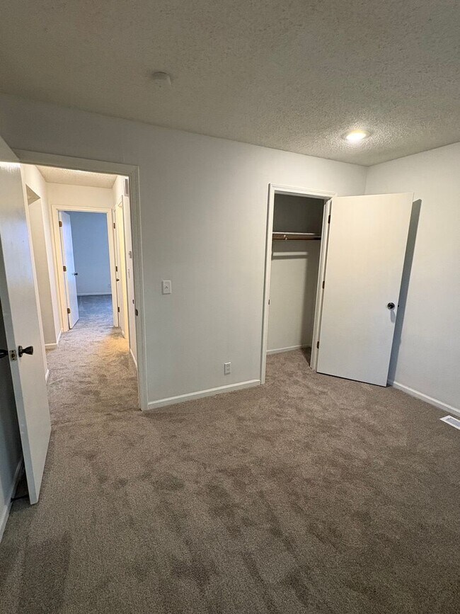 Building Photo - Renovated 2 bedroom duplex ready for move-in!