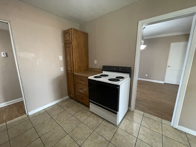 Building Photo - 8415 Menaul Blvd NE