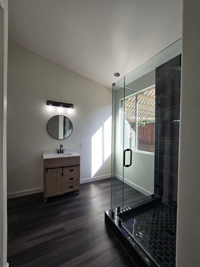 Building Photo - Newly Remodeled 4-Bedroom Home in Desirable Community