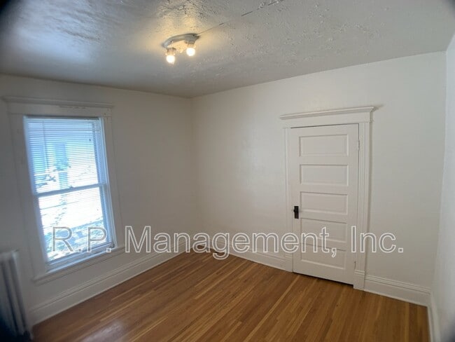 Building Photo - 256 Russell Ave S