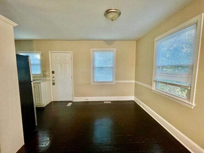 Building Photo - This 3 bedroom 1 bath home is located off Freedom Dr