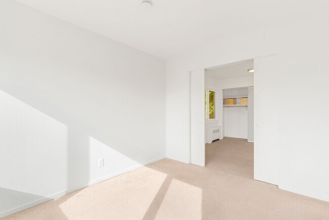 Building Photo - 632 13th Ave E