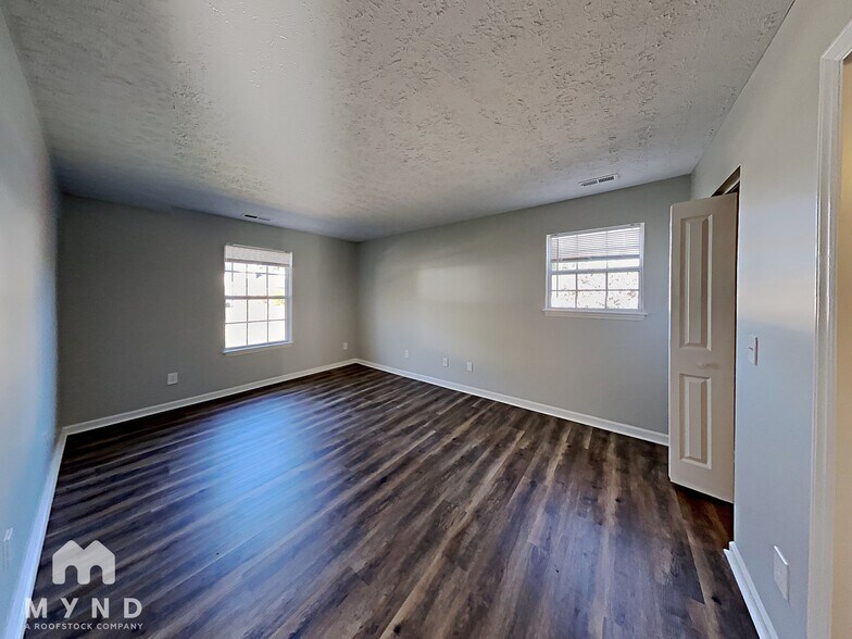 Building Photo - 1616 Elkpark Dr