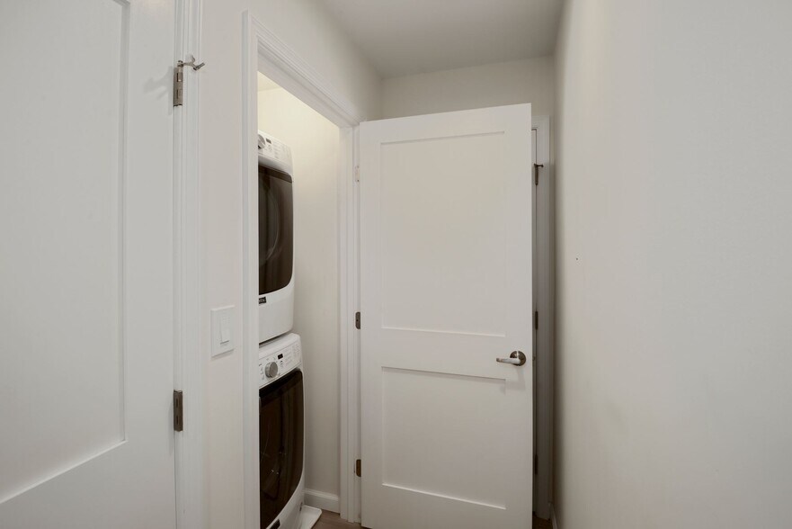 Full Size, Front Loading, Washer & Dryer! - 1892 Ontario Pl NW