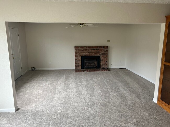 Building Photo - 4 Bedroom 2 bath in Oakdale Ca