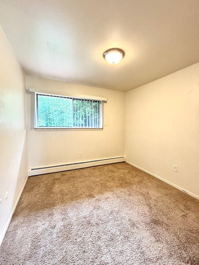 Building Photo - 150 Huronview Ct