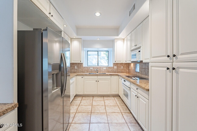 Building Photo - 7240 N Dreamy Draw Dr