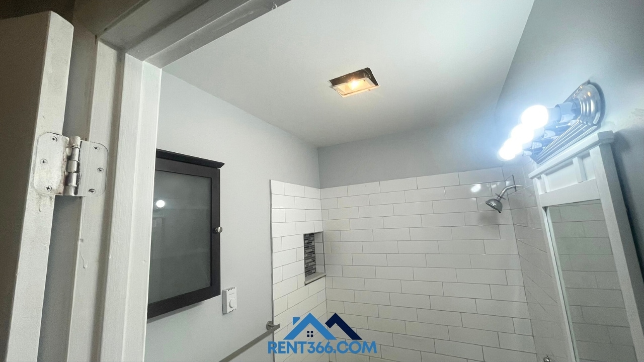 Building Photo - 405 E Norwegian St