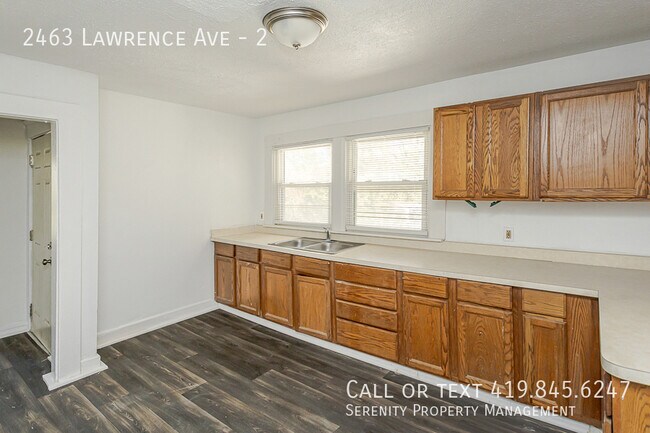 Building Photo - 2463 Lawrence Ave