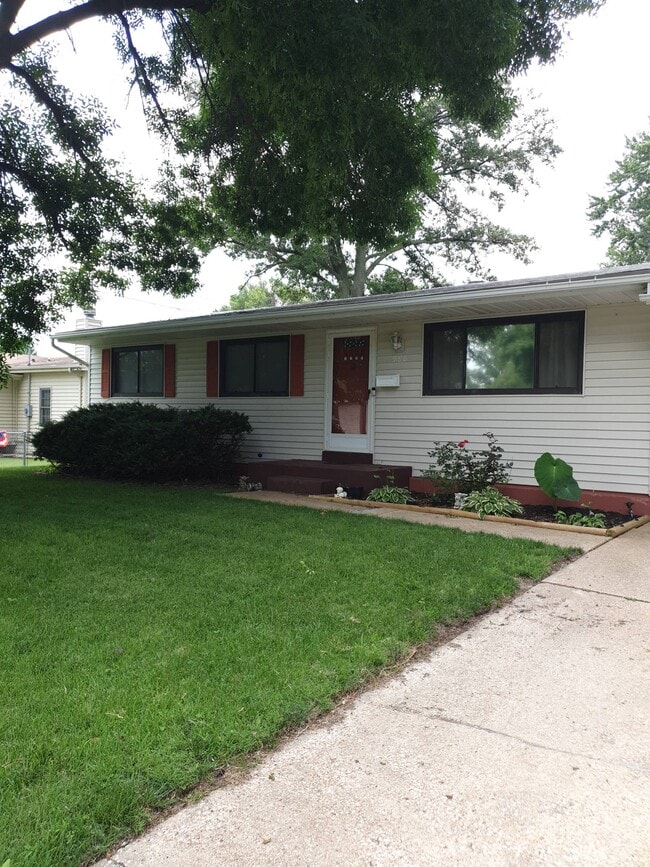 Building Photo - 980 Manresa Ln