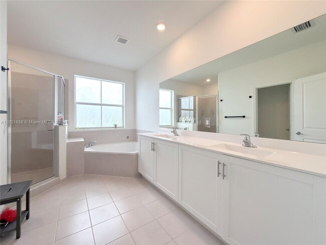 Building Photo - 2636 SE 13th Ct