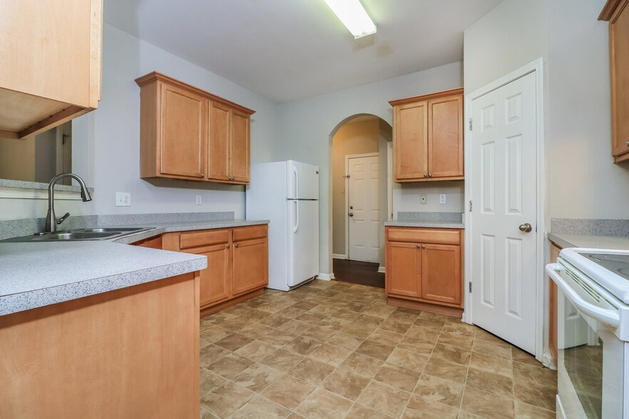Building Photo - 204 Ranier Ct.