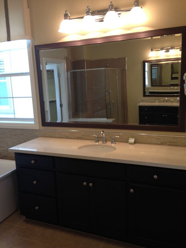 Building Photo - Gorgeous Model Spacious Folsom Unit!