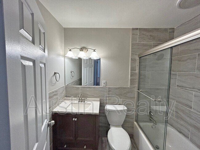 Building Photo - 836 Holiday Ave