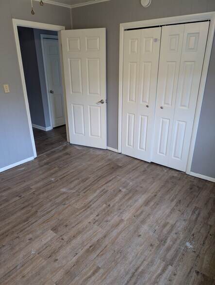 Building Photo - 204 Cherry Ln