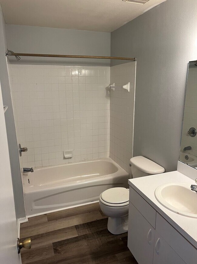 Building Photo - GORGEOUS 2BR/2BA Recently Remodeled Apartm...