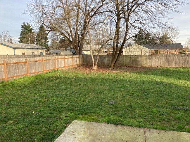 Building Photo - Beautifully updated 2 bedroom, 1 bath hous...