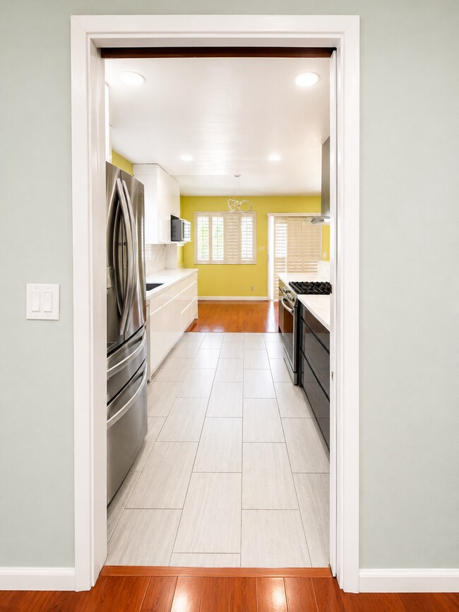 Building Photo - Welcome to this stunning 4 bedroom  bathroom home located in Fremont