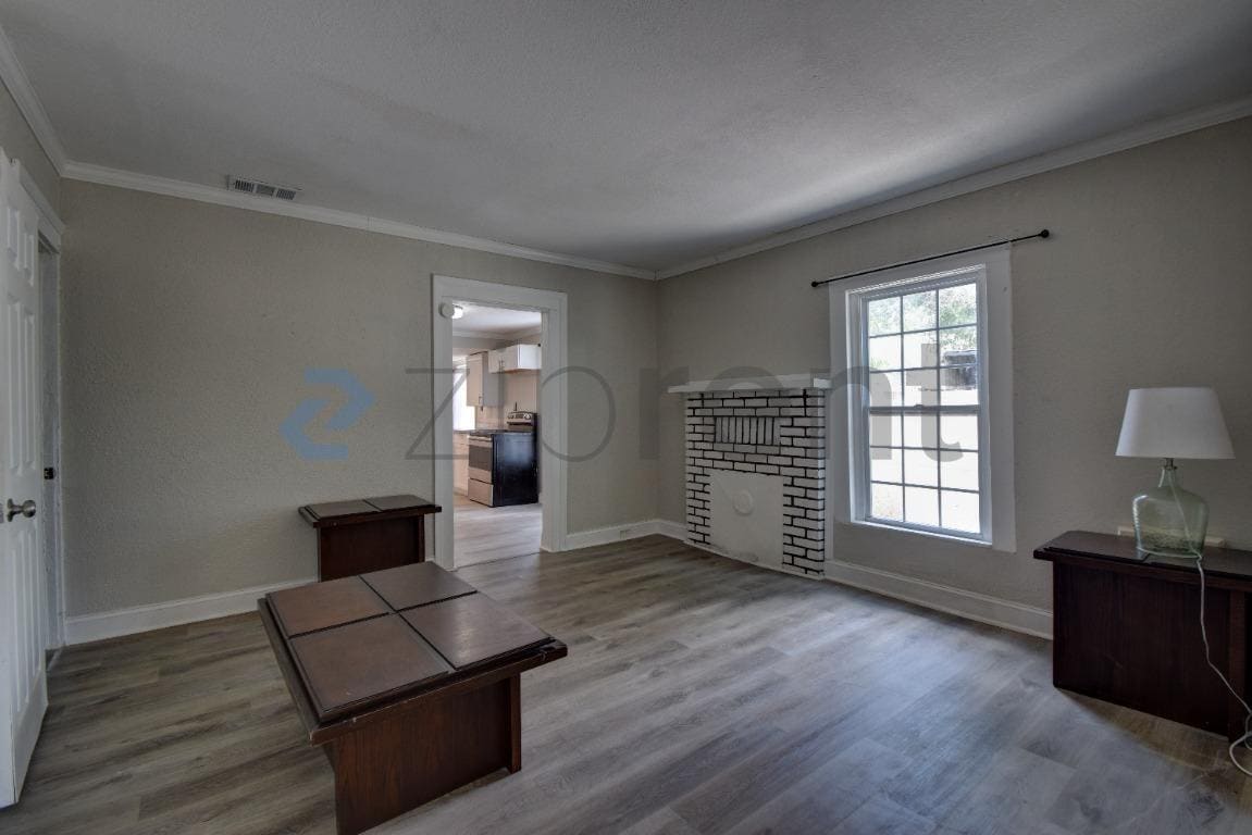 Building Photo - Unit B