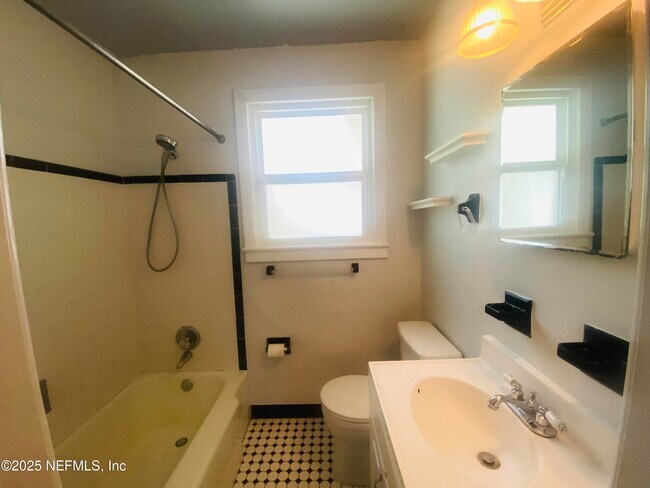 Building Photo - 1349 Menna St
