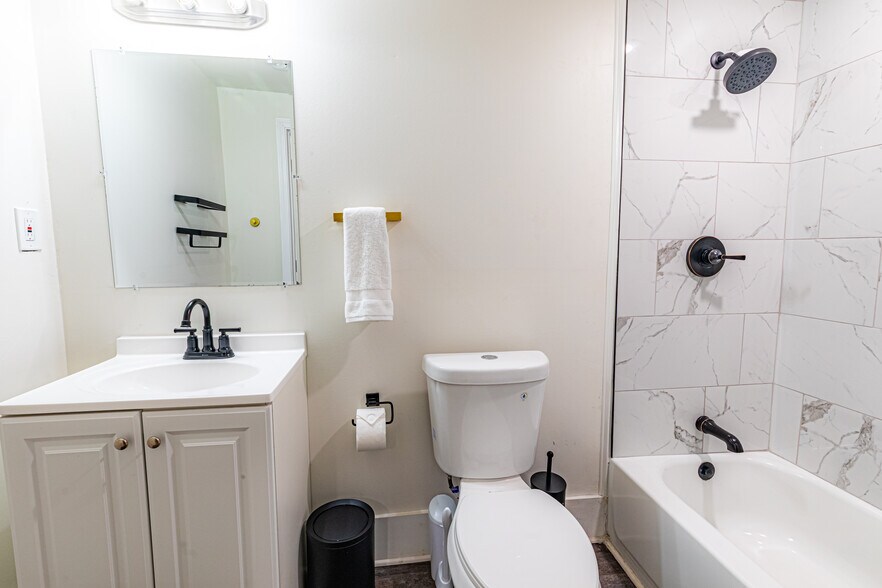 Building Photo - 2325 5th Ave