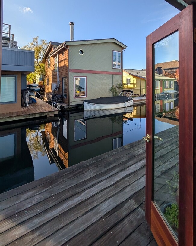 Building Photo - 2031 Fairview Ave E