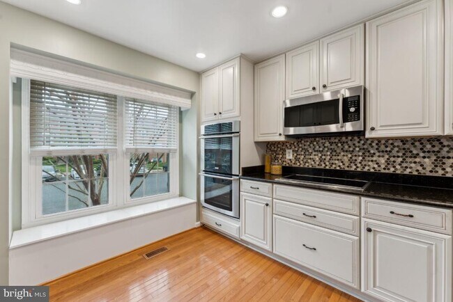 Building Photo - 9769 Lakepointe Dr