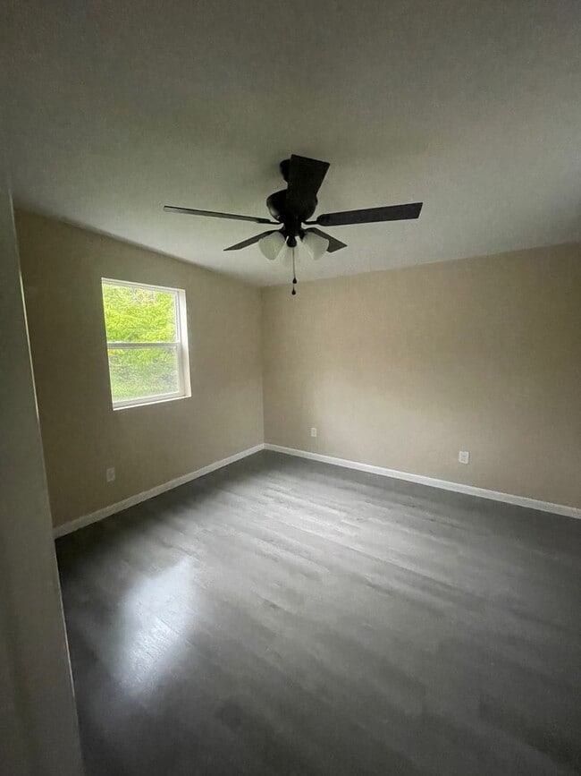 Building Photo - 2 Bed 1 Bath | Large Yard | Washer/Dryer H...