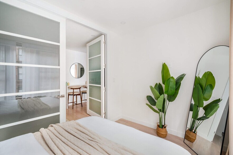 Building Photo - 347 E 78th St