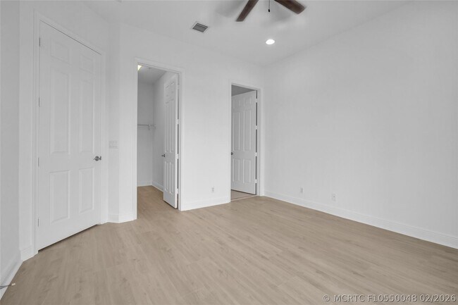 Building Photo - 6809 Lakeside Cir N