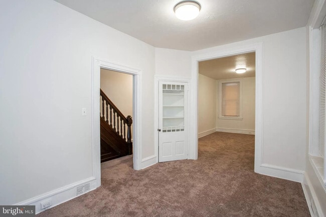 Building Photo - 5 Bedroms 1&1/2 Bathroom