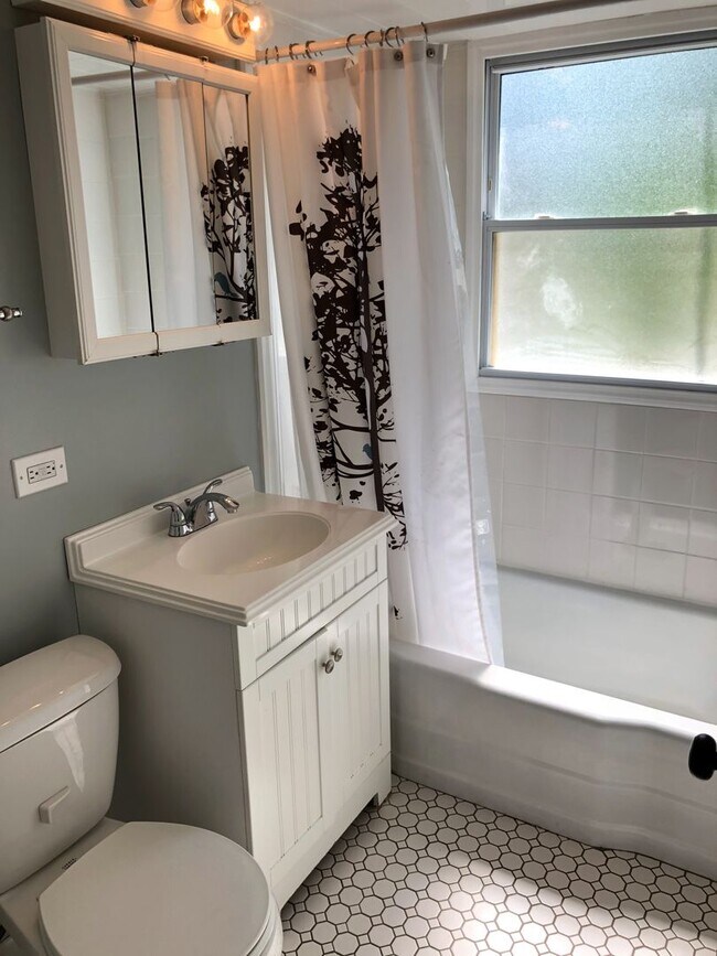 Building Photo - Well Maintained 3Bed/2Bath Single Family HUGE Backyard!