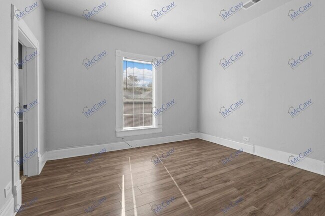 Building Photo - 419 N Grand Ave