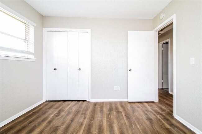 Building Photo - 1004 Cambridge Dr