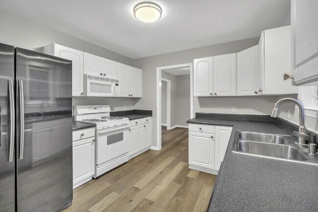 Building Photo - Charming 3BR/3BA Home with Lawn Care Included - Prime Simpsonville Location!