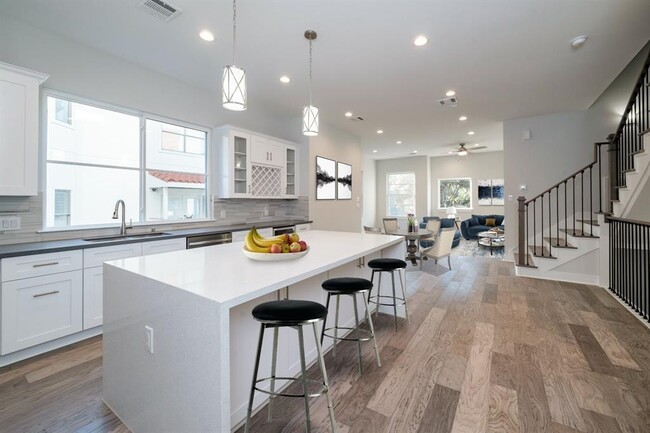 Primary Photo - 1328 W 23rd St