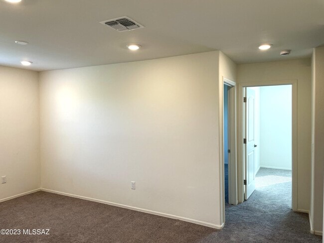 Building Photo - 1127 E Cairn St