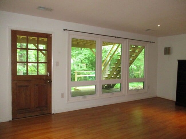 Building Photo - 5 BR Near Ft. Belvoir and Historic Mt. Vernon
