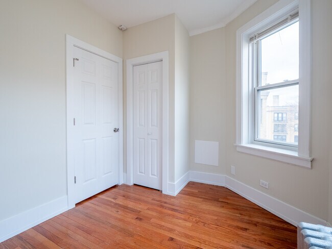 Building Photo - 7371 N Damen Ave