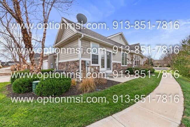 Building Photo - Blue Valley Townhome!