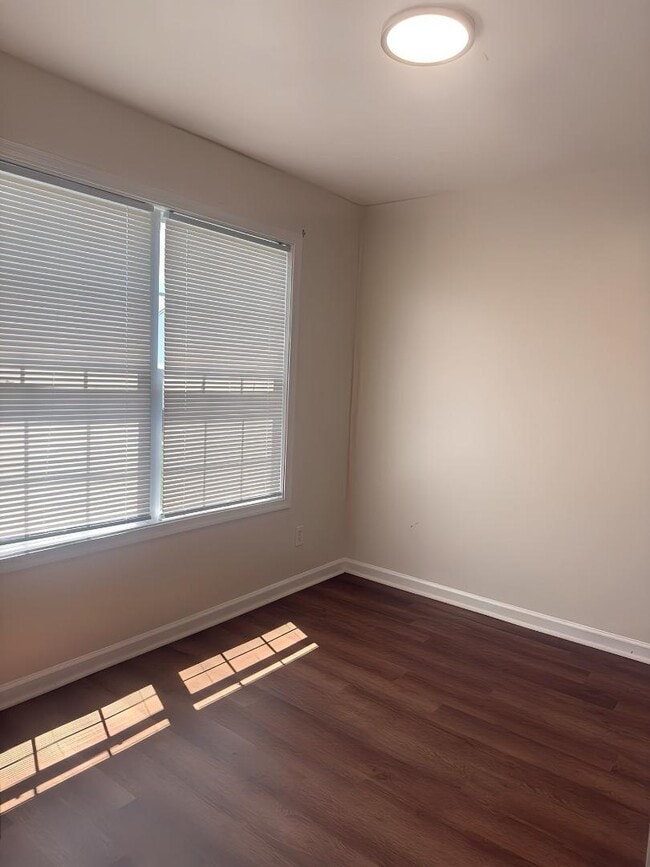 Building Photo - 986 Aztec Dr