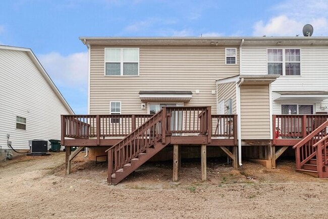 Building Photo - Master-on-Main End-Unit Townhome in Back Creek Villages!