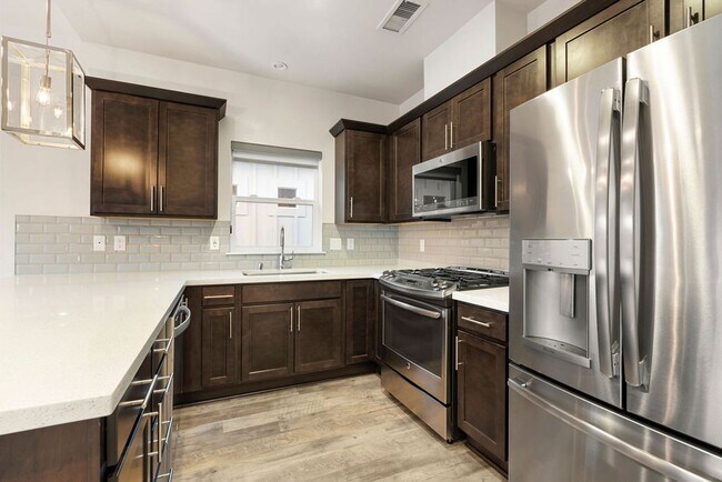 Building Photo - Contemporary Dual Level MidTown Bungalow with Balcony & Garage!