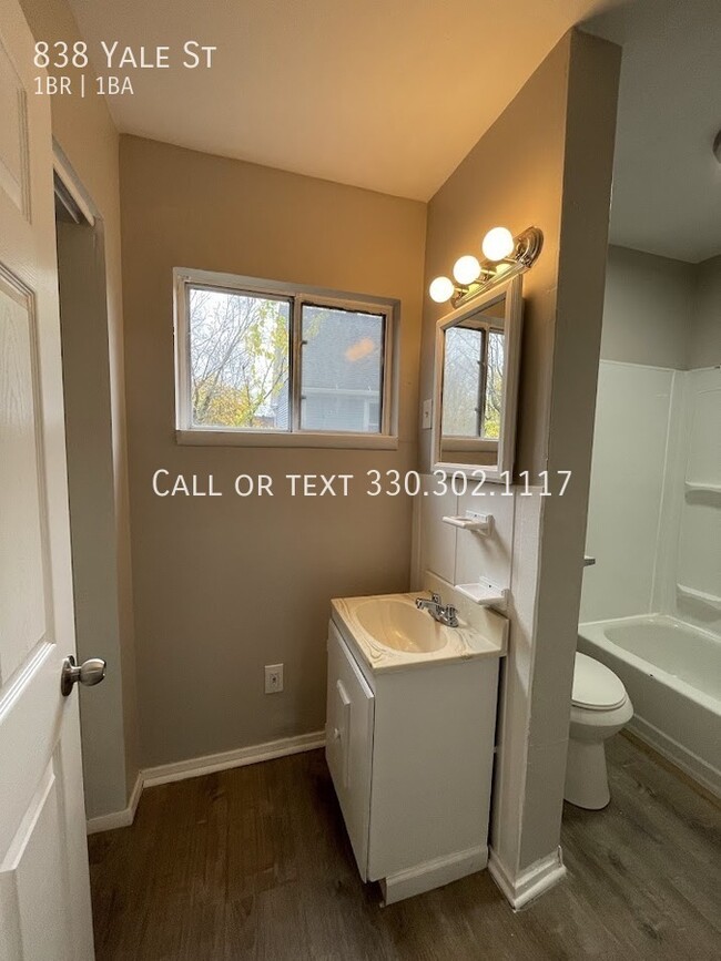 Building Photo - One bedroom one bathroom second level apar...