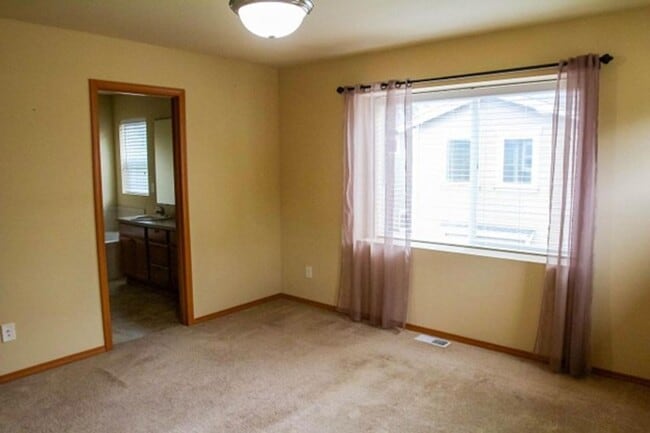 Building Photo - Spacious and Modern 4-Bedroom Home in Everett