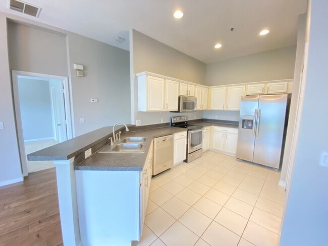 Building Photo - Newly Listed 2/2 in a Beautiful Community!