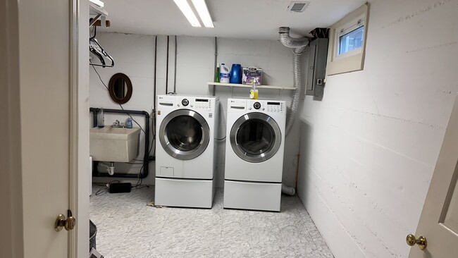 Building Photo - 6718 Deep Creek Dr