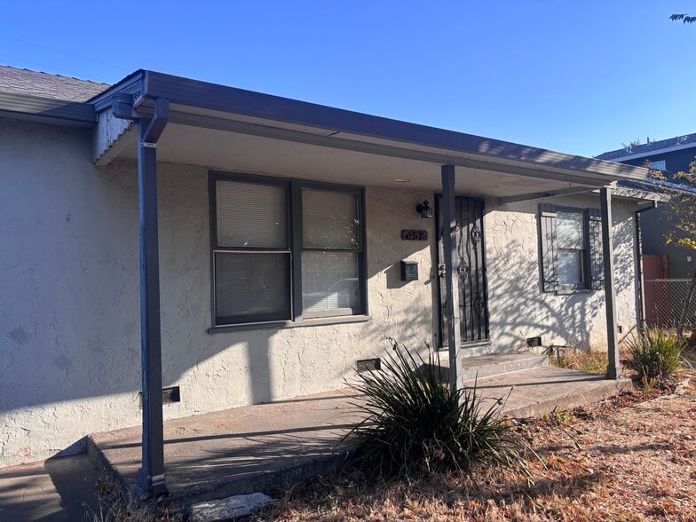 Building Photo - 458 E Downs St