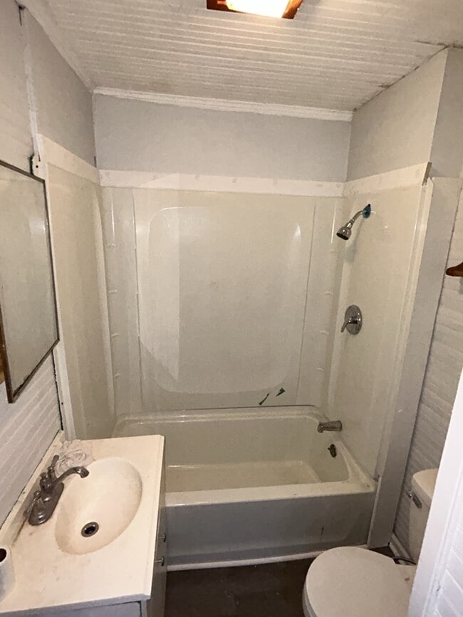 Building Photo - 2 Bedroom 1 Bathroom